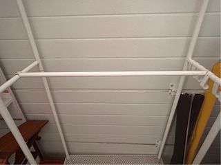 Ropero colgador de metal blanco adaptable