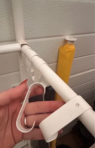 Ropero colgador de metal blanco adaptable