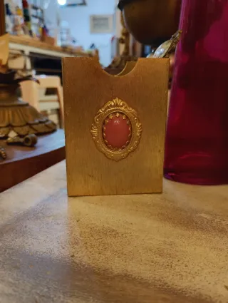 Curioso objeto vintage piedra rosa y dorado