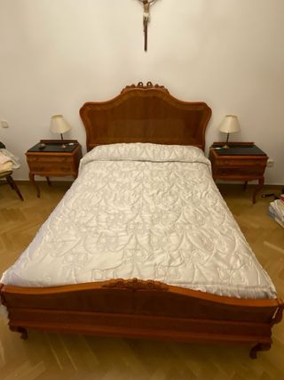 Cabecero de cama de madera tallada