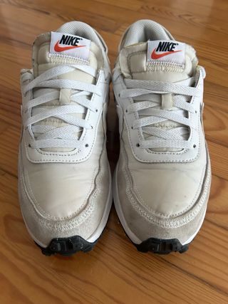 Zapatillas Nike Beige y Blancas