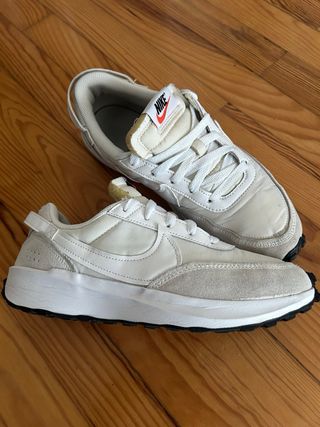 Zapatillas Nike Beige y Blancas