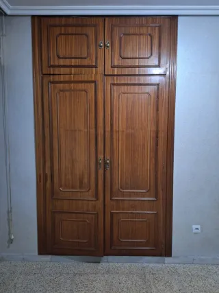 Puertas de interior de sapelly, jambas y manillas