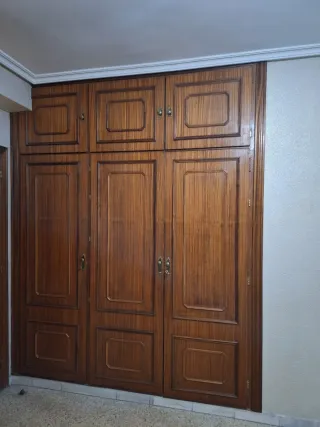 Puertas de interior de sapelly, jambas y manillas