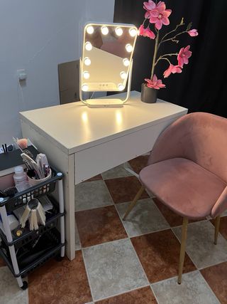 Tocador blanco con  espejo y silla rosa + cajonera