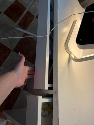 Tocador blanco con  espejo y silla rosa + cajonera