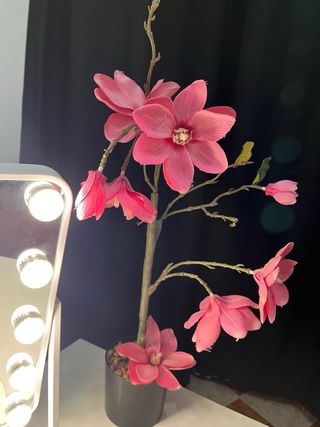 Tocador blanco con  espejo y silla rosa + cajonera