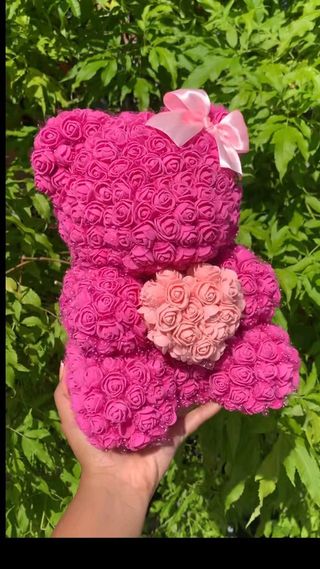 Oso de peluche con rosas eternas y lazo