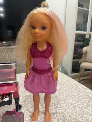 Nancy con tocador y maletín de maquillaje