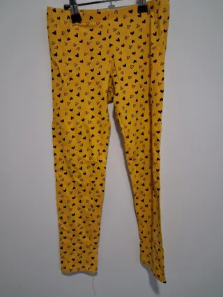 Pantalones amarillos con corazones negros