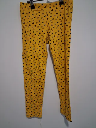 Pantalones amarillos con corazones negros
