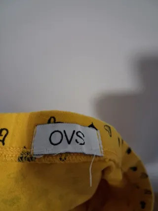 Pantalones amarillos con corazones negros