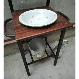 Palanganero antiguo con espejo