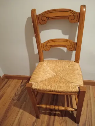 Silla de madera con asiento de ratán