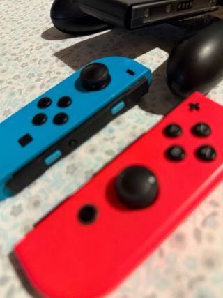 Nintendo Switch Azul/Rojo + Accesorios + juego