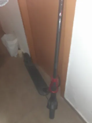 Patinete eléctrico negro y rojo