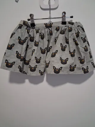 Falda corta con estampado de perros
