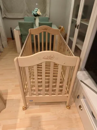 Cuna de bebé de madera