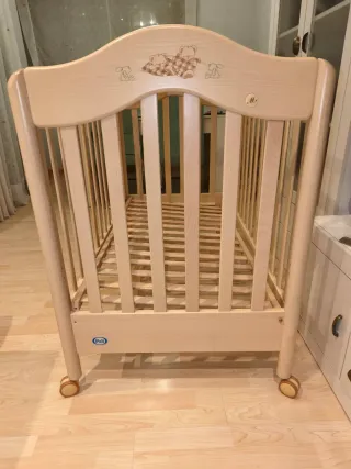 Cuna de bebé de madera