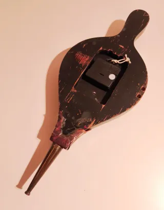 Reloj de fuelle antiguo decorativo