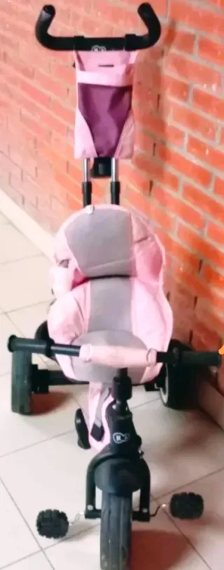 Triciclo infantil rosa con asiento acolchado