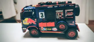 Camión Slot Raid 1:32 Bahrain Red Bull