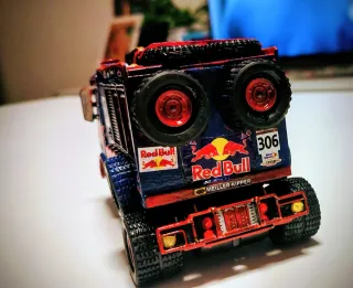 Camión Slot Raid 1:32 Bahrain Red Bull