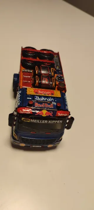 Camión Slot Raid 1:32 Bahrain Red Bull