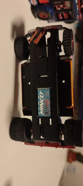 Camión Slot Raid 1:32 Bahrain Red Bull