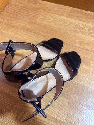 Sandalias de tacón negras elegantes