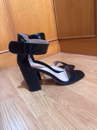 Sandalias de tacón negras elegantes