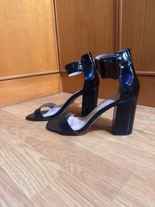 Sandalias de tacón negras elegantes