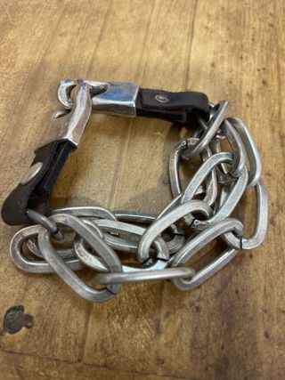 Pulsera de cuero y cadena plateada. MarcaSinreceta