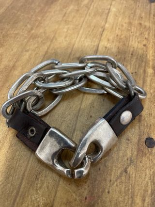 Pulsera de cuero y cadena plateada. MarcaSinreceta