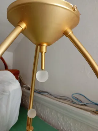 Lámpara de techo dorada con tulipas