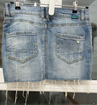 Falda vaquera recta con flecos