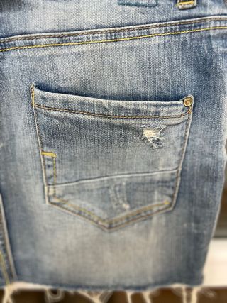 Falda vaquera recta con flecos