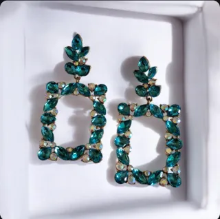 Pendientes largos con piedras verdes y dorados