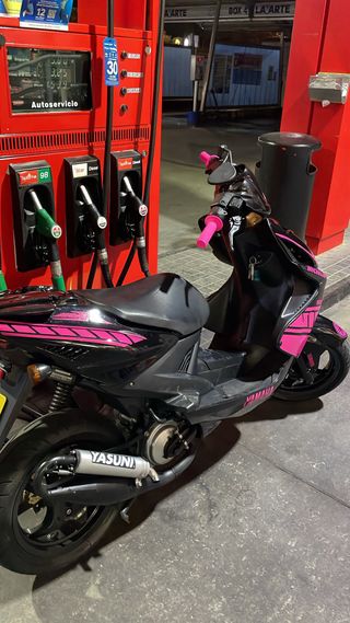 Yamaha Aerox Negra y Rosa
