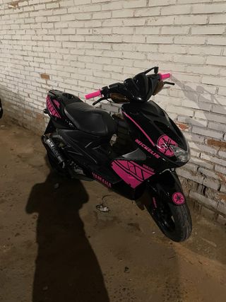 Yamaha Aerox Negra y Rosa