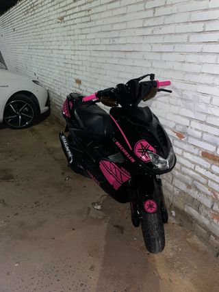 Yamaha Aerox Negra y Rosa