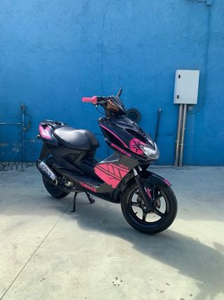 Yamaha Aerox Negra y Rosa
