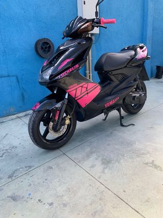 Yamaha Aerox Negra y Rosa