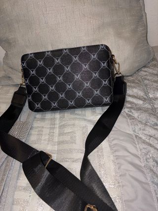 Bolso bandolera negro con logo M