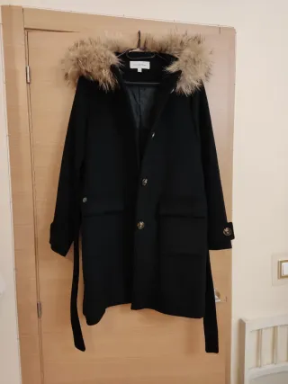 Abrigo Pedro del Hierro negro con capucha