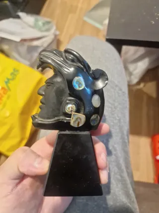 Cabeza de obsidiana con incrustaciones