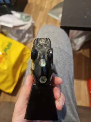 Cabeza de obsidiana con incrustaciones