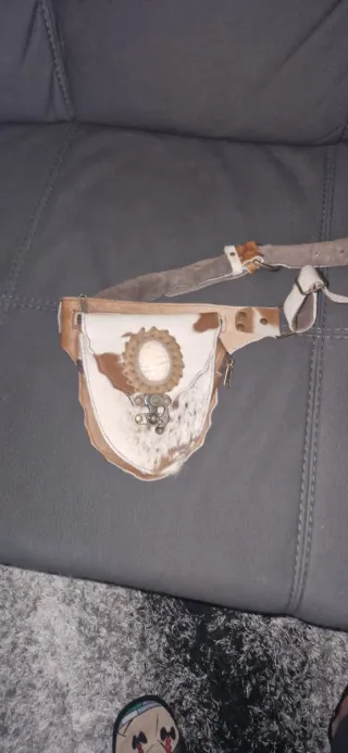 Riñonera de piel con diseño tribal