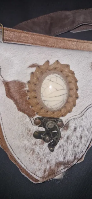 Riñonera de piel con diseño tribal
