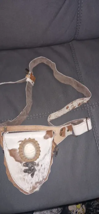 Riñonera de piel con diseño tribal